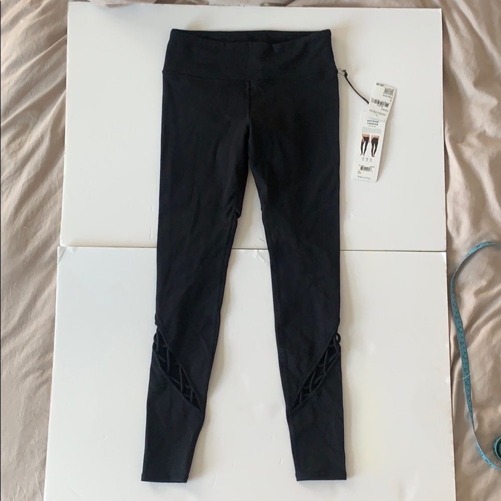 New w/ tags Alo Entwine black legging size S